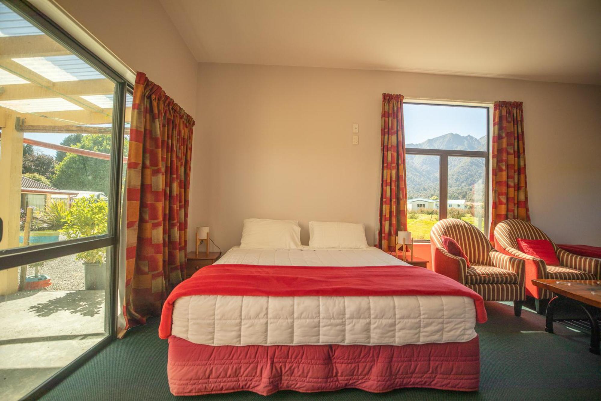 Ropatinis Bed & Breakfast Fox Glacier Exterior photo